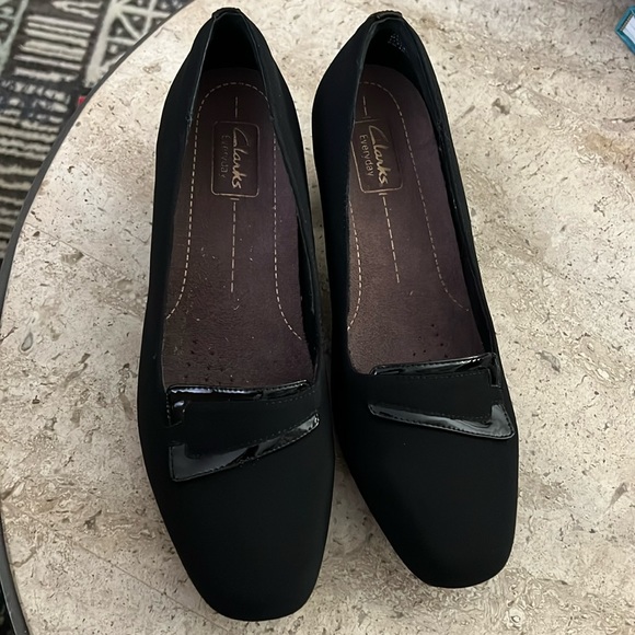 Clarks Everyday Levee Delta Black Fabric Twill & Patent Leather Pumps 9.5W - Picture 1 of 7